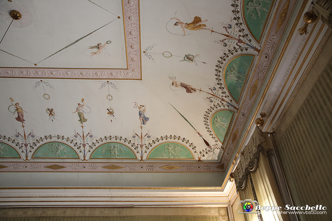 VBS_6516 - Villa Pisani - Stra (Venezia).jpg - SALA DI MARIA ANNA CAROLINA  Stanza intitolata a Maria Anna Carolina, sposa di Ferdinando figlio di Francesco i d'Austria. II soffitto è decorato dal pittore Bevilacqua con quattordici danzatrici con timpani e tamburelli e una sequenza di lunette con amorini; le pareti sono rivestite di una tappezzeria originaria dell'epoca. 